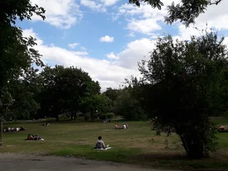 הקירבה ל-Wilmersdorf Volkspark עוזרת לי לצאת לריצה