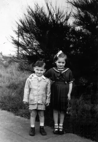 אסתר לבית האוסשפיגל עם אחיה וולף. שניהם חשבו שרק הם שרדו