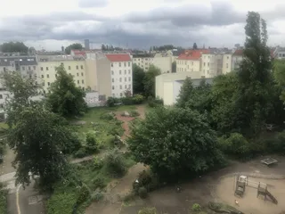 אני גרה בדירה הזו כבר שש שנים ועכשיו גיליתי כמה נעים לשבת עם חברים בגן שמתחת לביתי