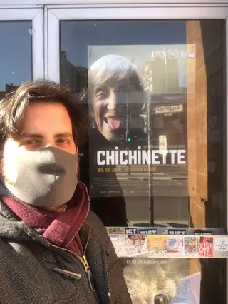 פוסטר הסרט שלנו תלוי בבתי קולנוע נטושים בעיר. תזכרו אותנו בספטמבר!