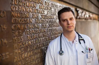 ד״ר גל גולדשטיין בכניסה לבית החולים היהודי. צילומים: כפיר חרבי