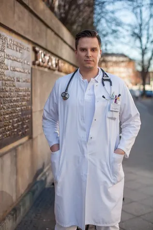 ד״ר גל גולדשטיין בכניסה לבית החולים היהודי. צילומים: כפיר חרבי