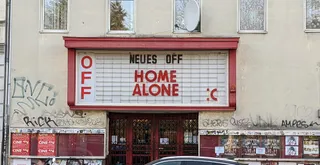 אם השלט הזה קיים שם, ולכדתי אותו, כנראה שאנחנו לא באמת לבד