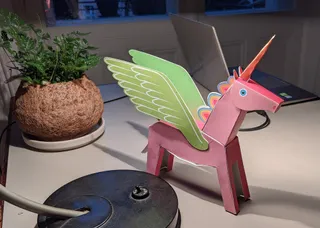 שקר גס על גבי האריזה של החד קרן החתיכי הזה: +6