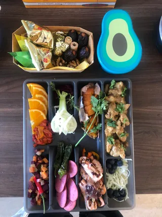 ארוחה בהפתעה לחברה ששברה את האף בזמן הבידוד