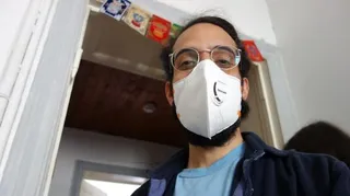 מחייך מתחת למסכה!