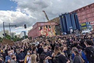 הפגנת ה-Nein zu Rassismus Silent Protest Demo באלכסנדרפלאץ בשבת האחרונה