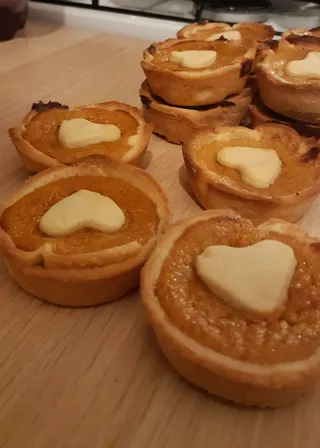 גם לנו יש הרבה זמן להתנסות באפייה. בתמונה: פאמפקין פאי בגודל ביס, תוצאה אחת מני רבות