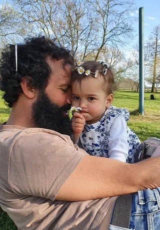 קוטפים פרחים בארמון דידרסדורף ליד ברלין