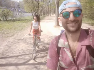 עם אהבת ליבי אלעד בטירגרטן. זו נראית תמונה רגילה אבל ביומיום לא הייתי מוצאת את עצמי עם פנאי רגשי ומחשבתי פשוט לרכב על אופניים לפארק