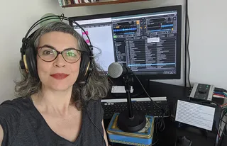 באולפן הביתי שלי, מקליטה את התוכנית השבועית של ״אחת ששומעת״