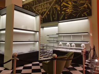 מדפים ריקים ב-KaDeWe זמן קצר לאחר הפתיחה המחודשת