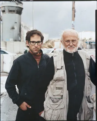 צלם מתבונן בצלם מתבונן. קודלקה וברעם במחסום קלנדיה © Frederic Brenner