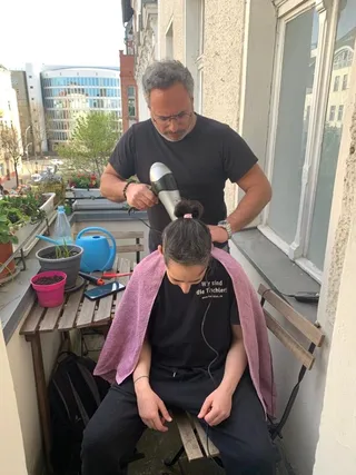 תספורת לשכנה במשבר