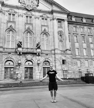 את הקלוריות מהמאפים צריכים לשרוף איכשהו