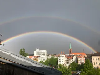 שתי קשתות מעל שמי קרויצברג - קיטש מרהיב ממרפסת ביתנו