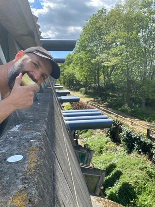 מיתרונות הקורונה: שיטוט אקראי באופניים מוביל למקומות.... מוזרים