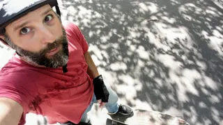 מאוד קשה לצלם סלפי שבו רואים אותך מסקייטבורד ועד ראש - נסו ותיווכחו